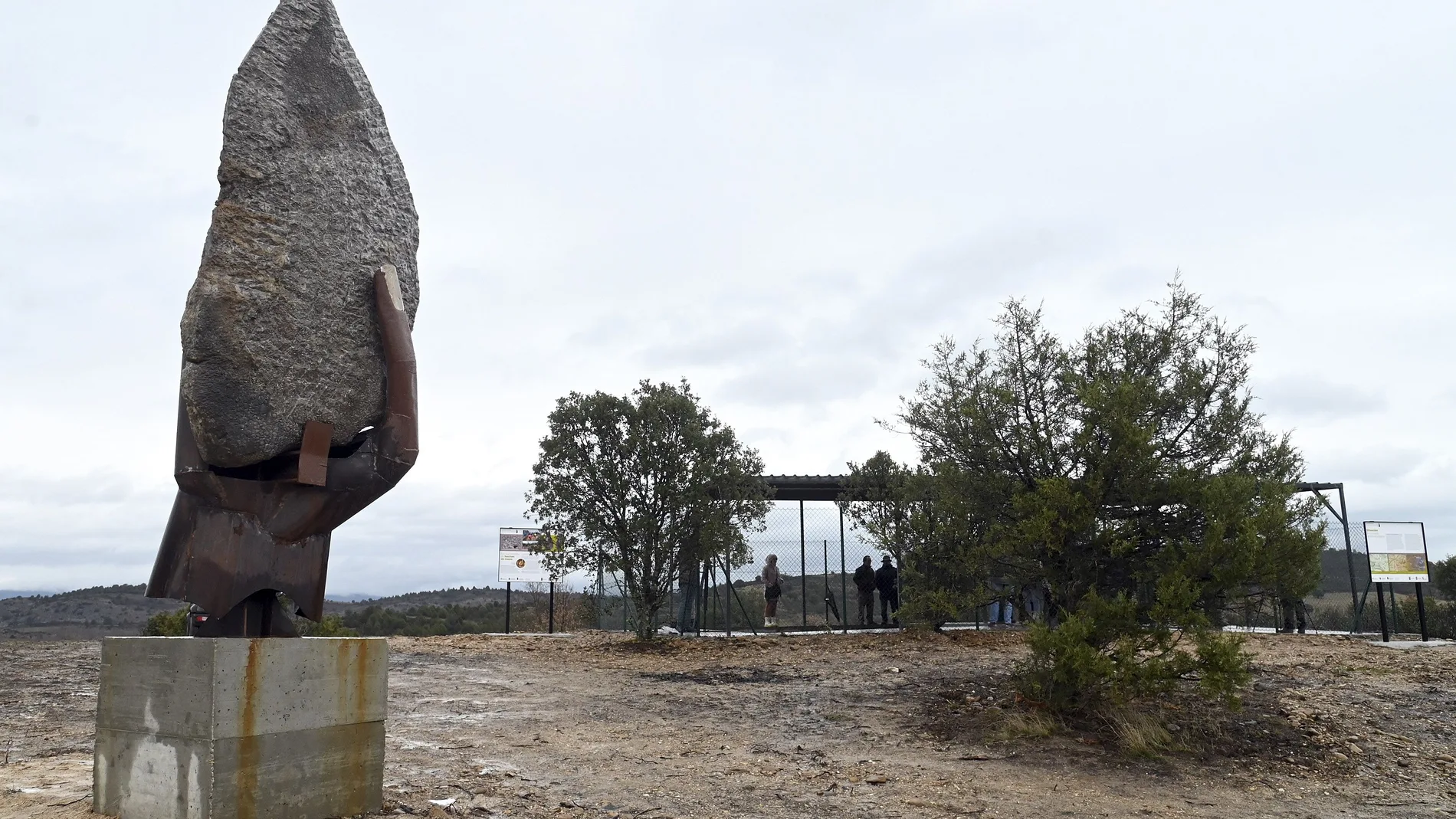 Inauguración de la escultura que identifica el yacimiento arqueológico de La Revilleja de Valparaíso en la localidad burgalesa de Hortigüela.