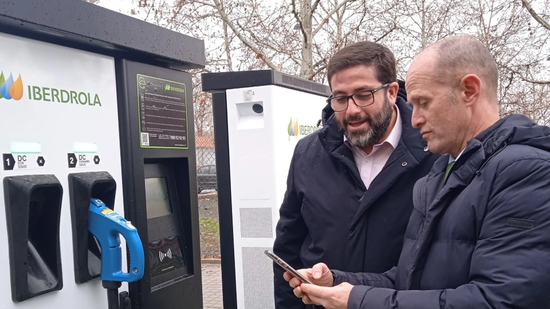 El alcalde de Ávila, Jesús Manuel Sánchez, y el delegado de Iberdrola en Castilla y León, Miguel Calvo, inauguran los puntos