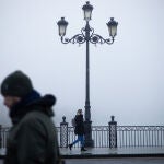 La vistas desde el Puente de Triana cubiertas por la niebla