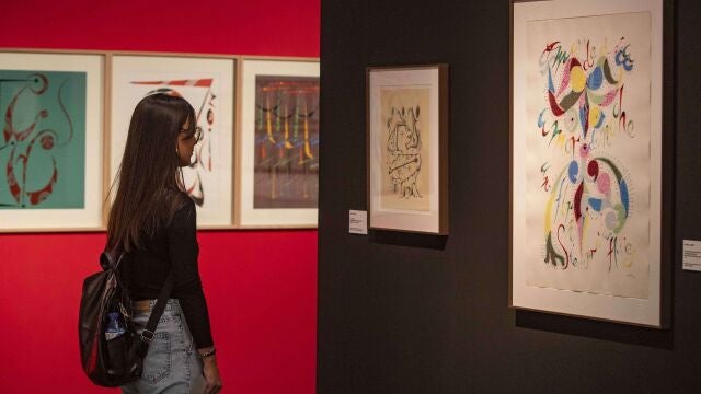 Una visitante observa alguna de las obras de Alberti en el centro de la Fundación Unicaja de Cádiz