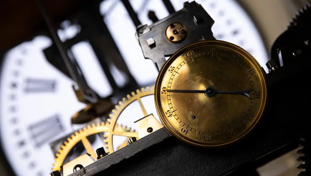 Fotos a Jesús López, uno de los relojeros encargados del mantenimiento del reloj de la Puerta del Sol.