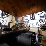 Fotos a Jesús López, uno de los relojeros encargados del mantenimiento del reloj de la Puerta del Sol.