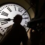 Fotos a Jesús López, uno de los relojeros encargados del mantenimiento del reloj de la Puerta del Sol.