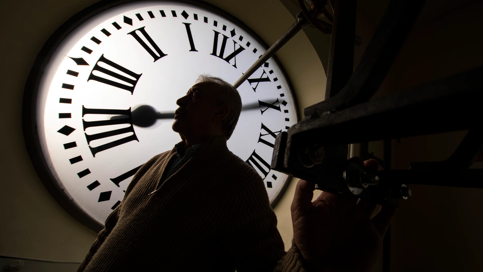 Fotos a Jesús López, uno de los relojeros encargados del mantenimiento del reloj de la Puerta del Sol.