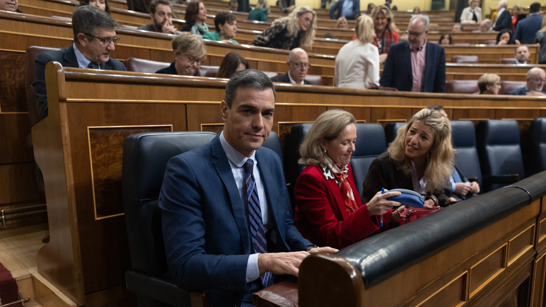 El presidente del Gobierno, Pedro Sánchez; la vicepresidenta primera y ministra de Asuntos Económicos y Transformación Digital, Nadia Calviño y la vicepresidenta segunda y ministra de Trabajo y Economía Social, Yolanda Díaz, durante una sesión plenaria, en el Congreso
