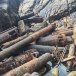 Algunos de los cañones arrojados al acantilado