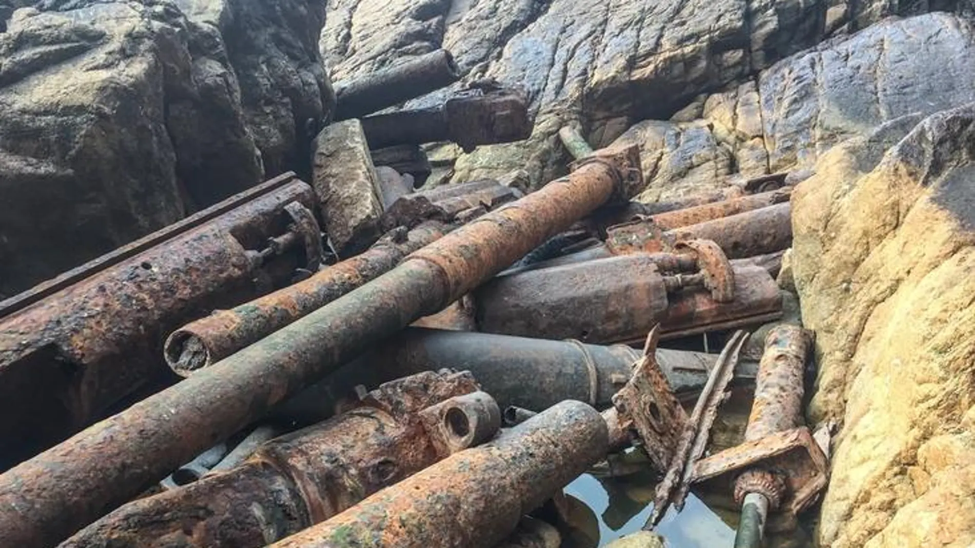 Algunos de los cañones arrojados al acantilado