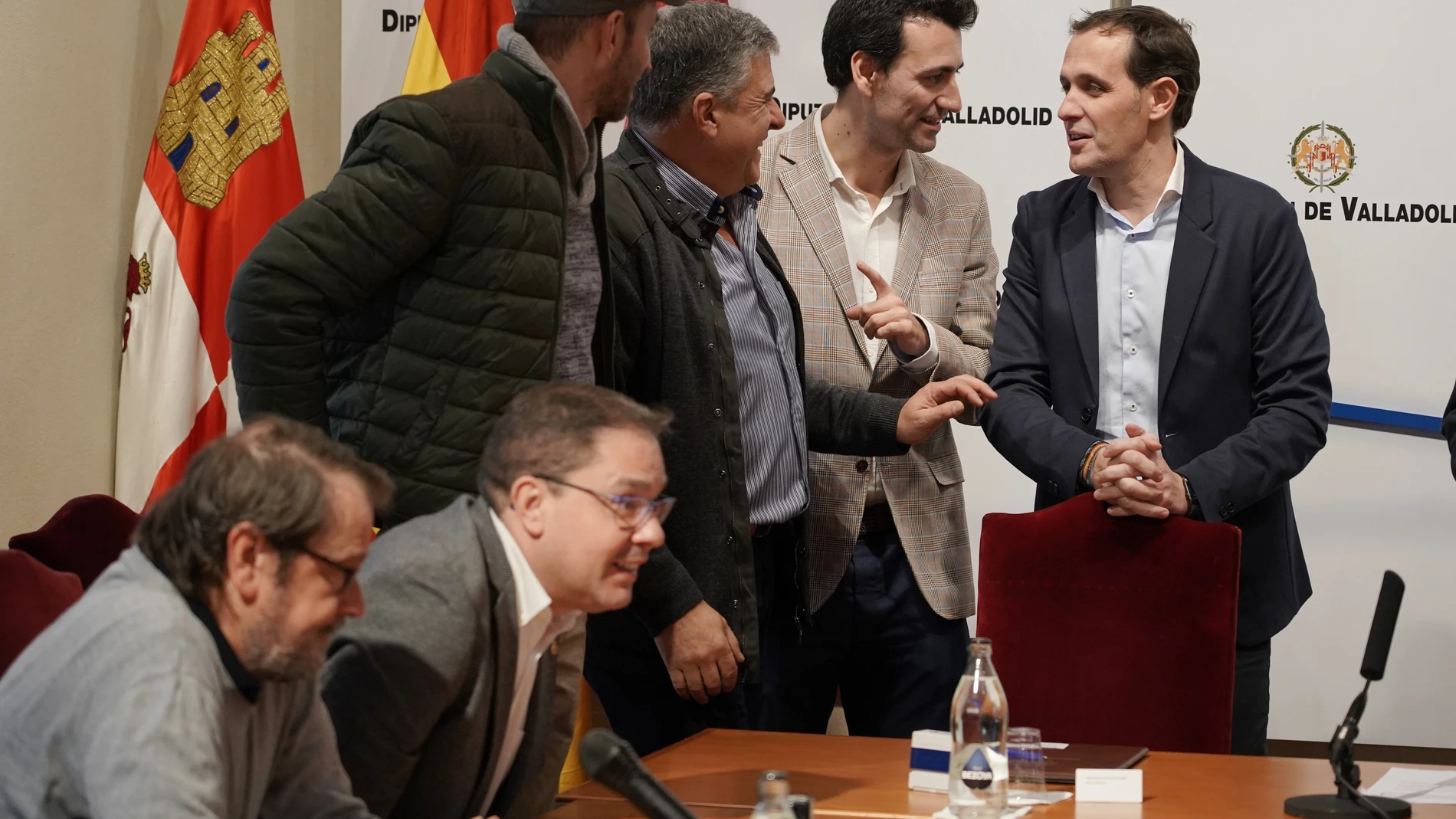 El presidente de la Diputación de Valladolid, Conrado Íscar, suscribe el convenio con los responsables de las ONG