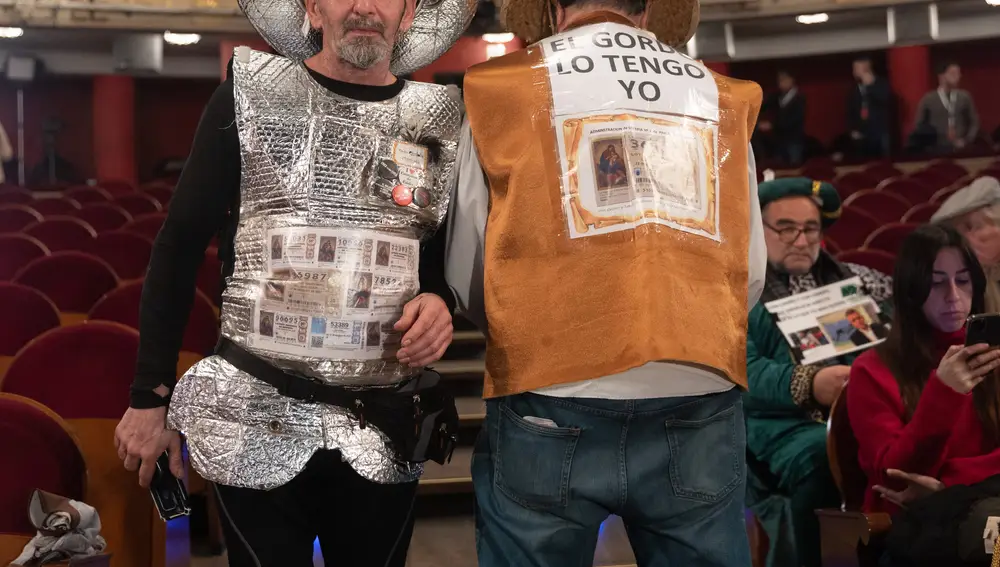 Dos personas disfrazadas de 'Don Quijote y Sancho Panza' al inicio del Sorteo Extraordinario de la Lotería de Navidad 2022