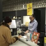 Las oficinas de cambio registran grandes colas a pocas horas de que el euro se convierta en la moneda oficial en Zagreb, la capital de Croacia