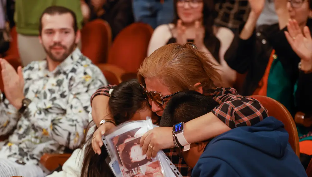 Una mujer del público celebra ser ganadora del premio Gordo durante el sorteo de Navidad celebrado en el Teatro Real en Madrid, este jueves | Fuente: EFE/ Javier Lizón