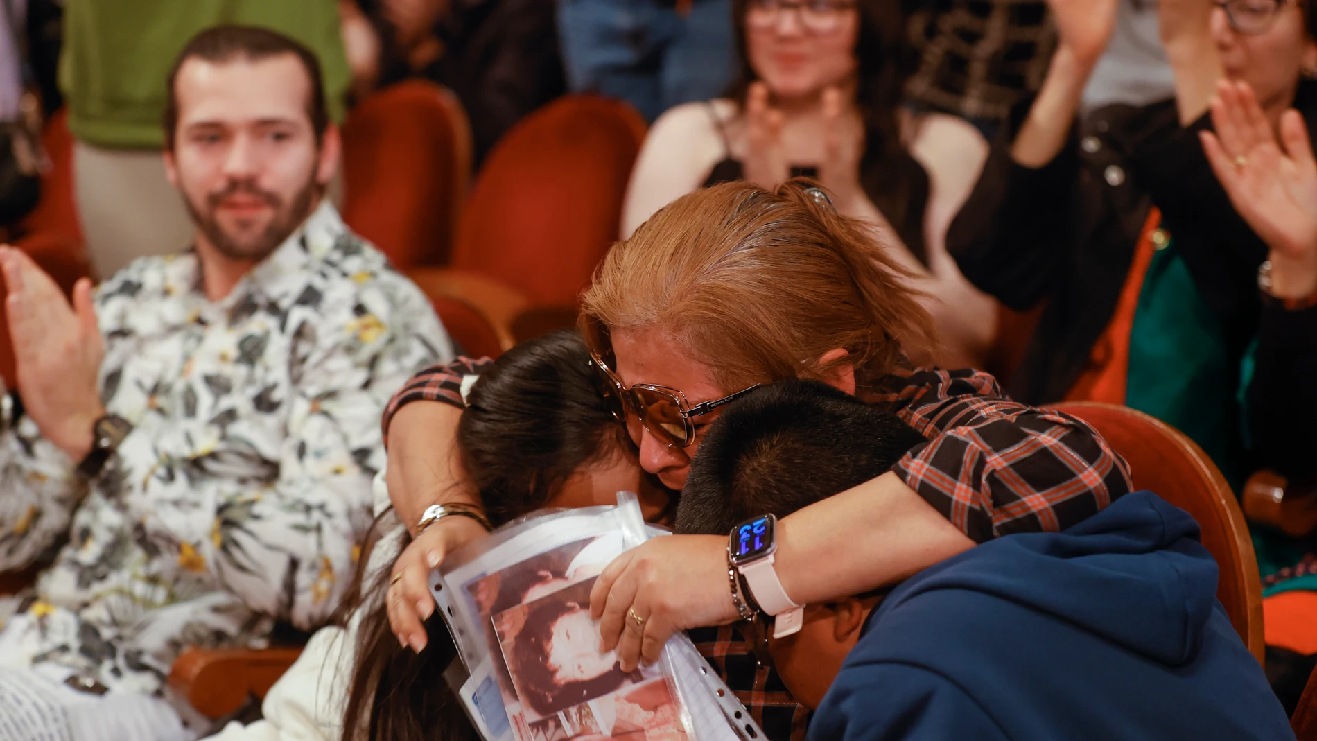 Una mujer del público celebra ser ganadora del premio Gordo durante el sorteo de Navidad celebrado en el Teatro Real en Madrid, este jueves | Fuente: EFE/ Javier Lizón