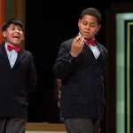 Dos niños de la residencia de San Ildefonso cantan