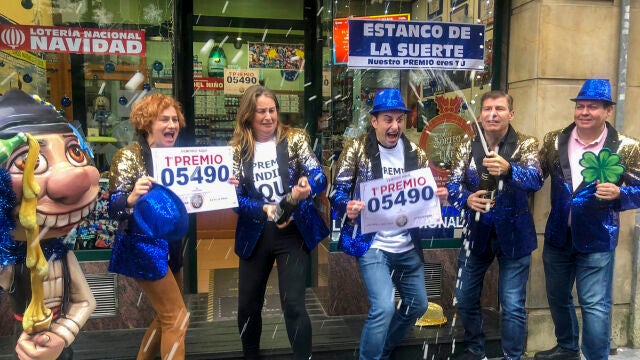 OVIEDO , 22/12/2022.- Responsables de la administración de lotería de la calle Jovellanos, número 8, de Oviedo, celebran la venta de un décimo del Gordo de Navidad.