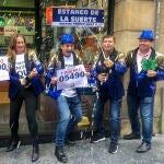 OVIEDO , 22/12/2022.- Responsables de la administración de lotería de la calle Jovellanos, número 8, de Oviedo, celebran la venta de un décimo del Gordo de Navidad.