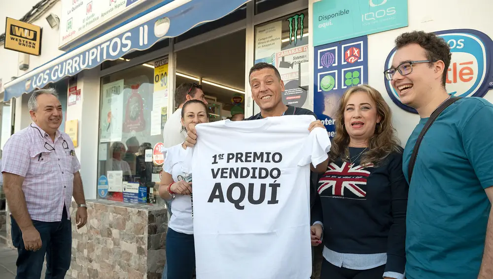 GRAFCAN3898. ARRECIFE (LANZAROTE), 22/12/2022.-El bazar 'La Juani' con administración de lotería y situado en el barrio de San Francisco Javier, en Arrecife (Lanzarote), ha vendido 9 décimos del premio gordo de la Lotería de Navidad, el 05490. EFE/ Adriel Perdomo