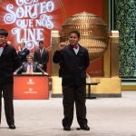 Dos niños de la residencia de San Ildefonso cantan uno de los quintos premios del Sorteo Extraordinario de la Lotería de Navidad 2022. Europa Press22/12/2022