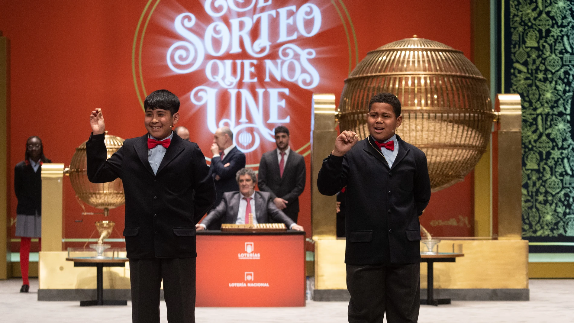 Dos niños de la residencia de San Ildefonso cantan uno de los quintos premios del Sorteo Extraordinario de la Lotería de Navidad 2022. Europa Press22/12/2022