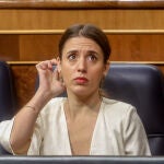 La ministra de Igualdad, Irene Montero, durante la sesión plenaria en el Congreso de los Diputados, a 22 de diciembre de 2022, en Madrid (España)