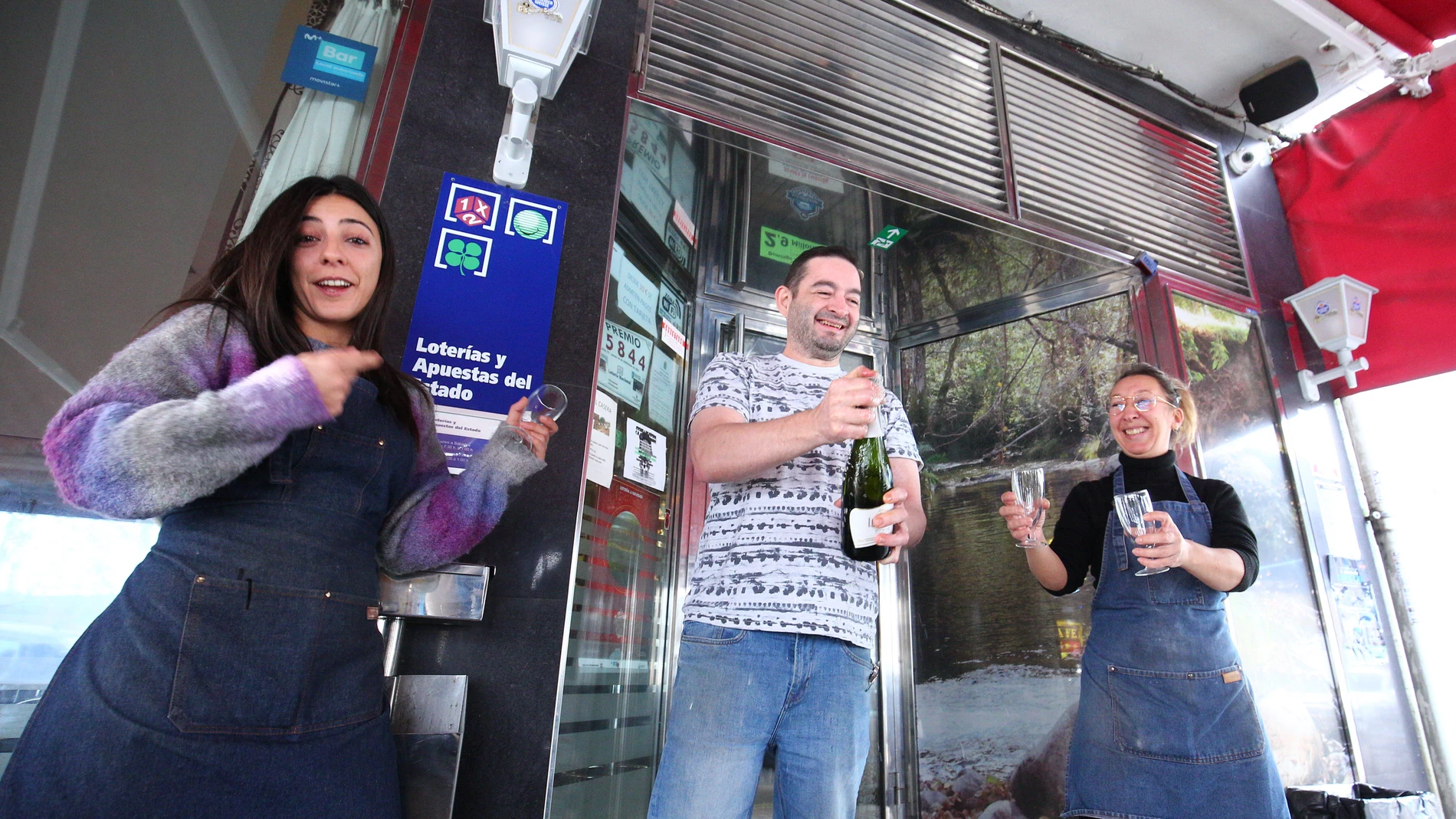 El bar El Moderno de Coloumbrianos (León), reparte treinta décimos del Gordo de Navidad