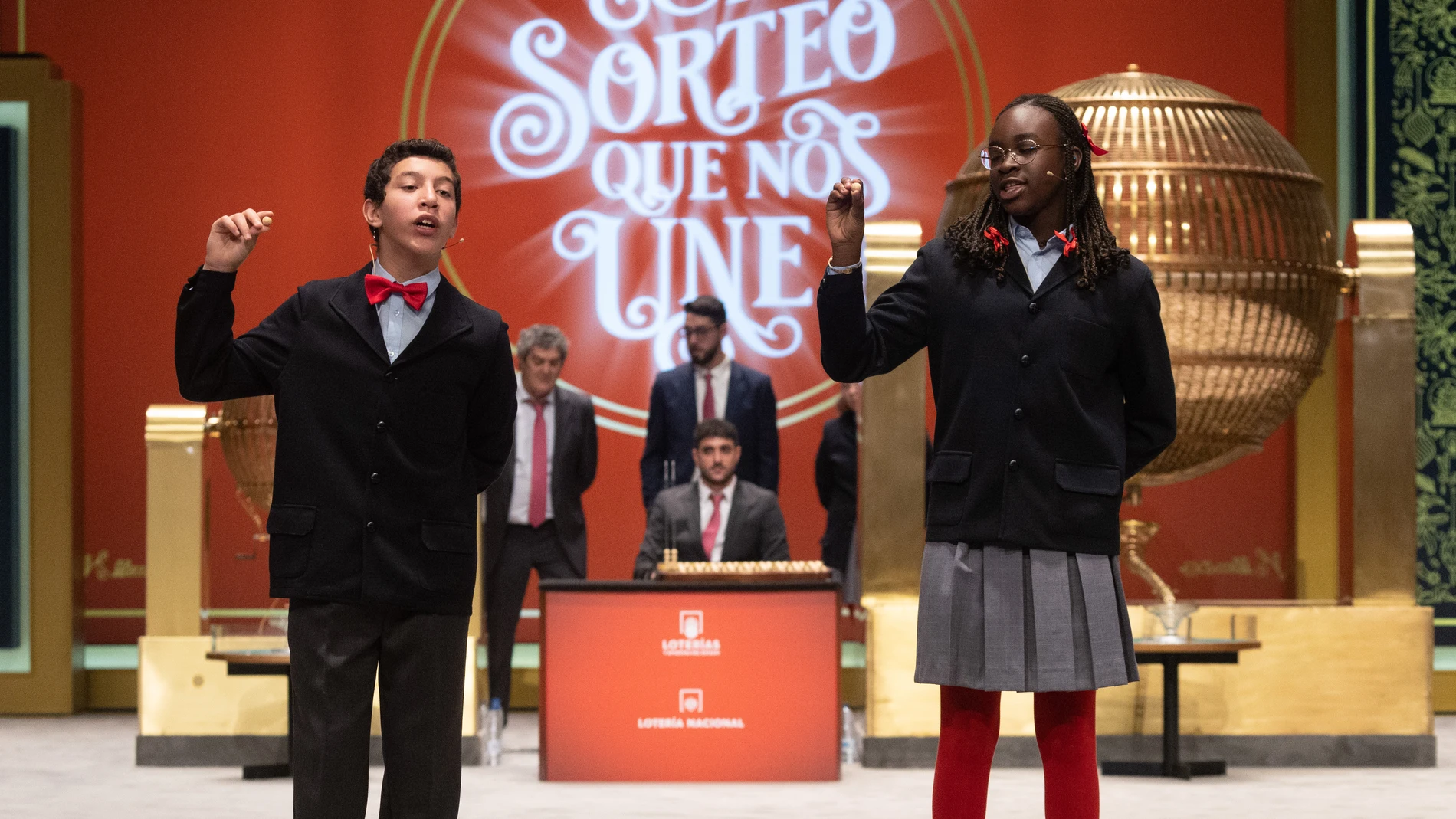 Dos niños de la residencia de San Ildefonso cantan un cuarto premio. Eduardo Parra / Europa Press