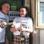 Trabajadores de la administración lotería 2 de Roquetas de Mar, celebran junto al delegado de loterías (c), que ha vendido el Gordo del sorteo la Lotería de Navidad, correspondiente al número 05490. A 22 de diciembre de 2022, en Roquetas de Mar, Almería Andalucía (España). En esta ocasión, el sorteo cuenta con un total de 2.520 millones de euros en juego en premios, lo que supone 112 millones más que el año pasado. Este año, la emisión consta de 180 series, ocho más que en años anteriores, de 100.000 números cada una. Dicha emisión asciende a los 3.600 millones de euros, de los que se reparten un 70 por ciento en premios, es decir, 2.520 millones de euros.22 DICIEMBRE 2022Rafael González / Europa Press22/12/2022
