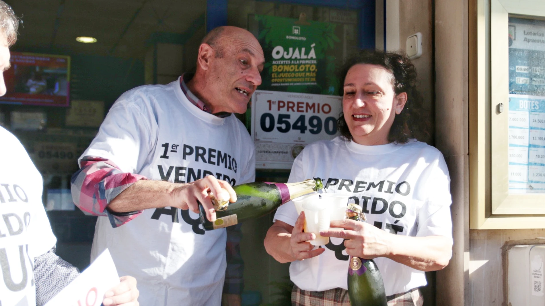 Trabajadores de la administración lotería 2 de Roquetas de Mar, celebran junto al delegado de loterías (c), que ha vendido el Gordo del sorteo la Lotería de Navidad, correspondiente al número 05490. A 22 de diciembre de 2022, en Roquetas de Mar, Almería Andalucía (España). En esta ocasión, el sorteo cuenta con un total de 2.520 millones de euros en juego en premios, lo que supone 112 millones más que el año pasado. Este año, la emisión consta de 180 series, ocho más que en años anteriores, de 100.000 números cada una. Dicha emisión asciende a los 3.600 millones de euros, de los que se reparten un 70 por ciento en premios, es decir, 2.520 millones de euros.22 DICIEMBRE 2022Rafael González / Europa Press22/12/2022