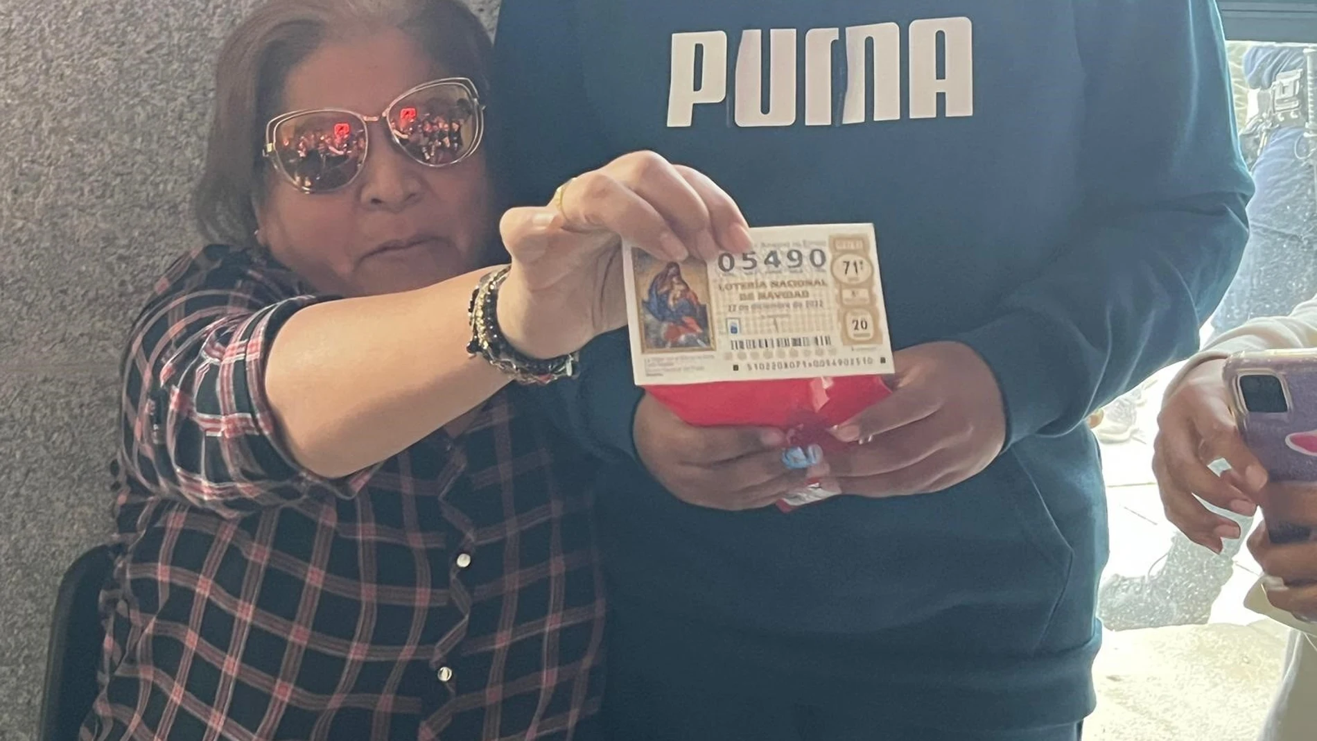 Perla, ganadora del Gordo del Sorteo de Navidad 2022, se encuentra en el Teatro RealEUROPA PRESS22/12/2022