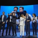 Alberto Núñez Feijóo, tras ser elegido como presidente electo del PP con Mañueco, Bendodo, Moreno, Casado, Gamarra, Rajoy y Díaz Ayuso en el 20 Congreso Nacional Extraordinario celebrado en Sevilla el pasado mes de abril.