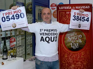 ARROYO DE LA ENCOMIENDA (VALLADOLID), 22/12/2022.- Luis , propietario de la administración "?La rana de oro"? de Arroyo de la Encomienda (Valladolid) posa después de conocer que ha vendido diez décimos del número 05490, primer premio de la lotería de Navidad, y otros 10 décimos de un quinto premio (el 38454). EFE/Nacho Gallego ARROYO DE LA ENCOMIENDA (VALLADOLID), 22/12/2022.- Luis , propietario de la administración "?La rana de oro"? de Arroyo de la Encomienda (Valladolid) posa después de conocer que ha vendido diez décimos del número 05490, primer premio de la lotería de Navidad, y otros 10 décimos de un quinto premio (el 38454). EFE/Nacho Gallego