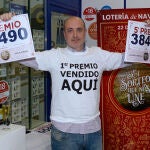 ARROYO DE LA ENCOMIENDA (VALLADOLID), 22/12/2022.- Luis , propietario de la administración "?La rana de oro"? de Arroyo de la Encomienda (Valladolid) posa después de conocer que ha vendido diez décimos del número 05490, primer premio de la lotería de Navidad, y otros 10 décimos de un quinto premio (el 38454). EFE/Nacho Gallego