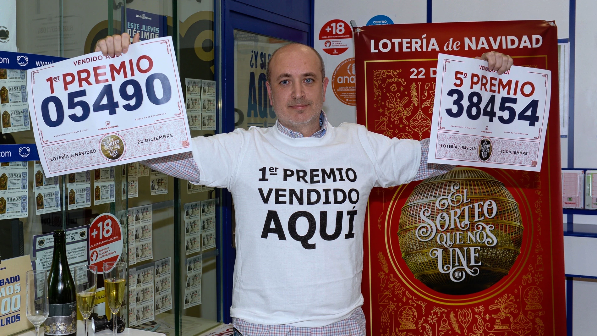 ARROYO DE LA ENCOMIENDA (VALLADOLID), 22/12/2022.- Luis , propietario de la administración "?La rana de oro"? de Arroyo de la Encomienda (Valladolid) posa después de conocer que ha vendido diez décimos del número 05490, primer premio de la lotería de Navidad, y otros 10 décimos de un quinto premio (el 38454). EFE/Nacho Gallego