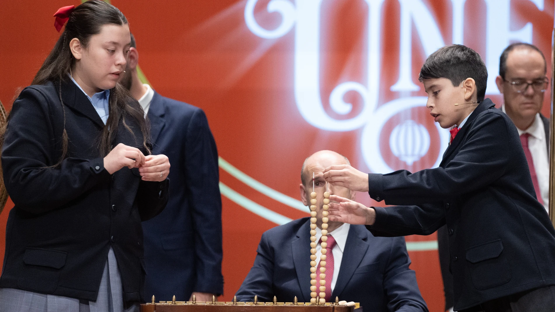 Dos de las niños de la residencia de San Ildefonso cantan uno de los premios del Sorteo Extraordinario de la Lotería de Navidad 2022, en el Teatro Real de Madrid,