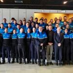 El alcalde de Valladolid, Óscar Puente, junto a los nuevos agentes