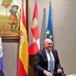 Jesús Julio Carnero agradece el Premio "Espiga" con el cuadro de "La campesina" de Enrique Seco San Esteban de fondo