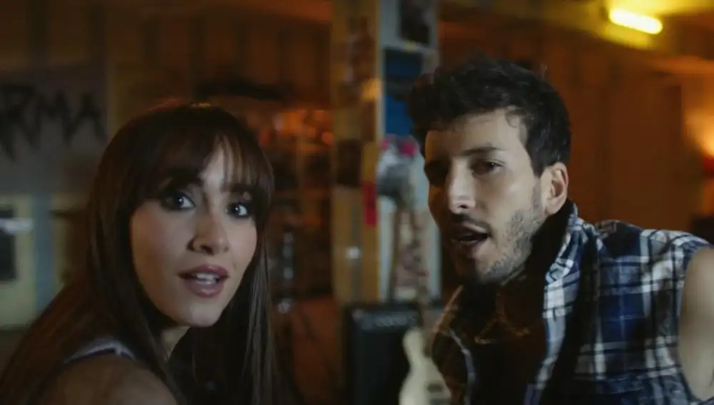 Aitana y Sebastián Yatra en un fotograma de su videoclip 'Las dudas'