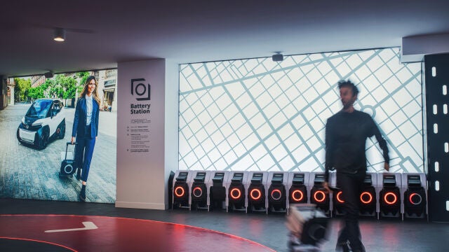 Los usuarios pueden cambiar sus baterías eléctricas agotadas por unas cargadas y disponibles al momento