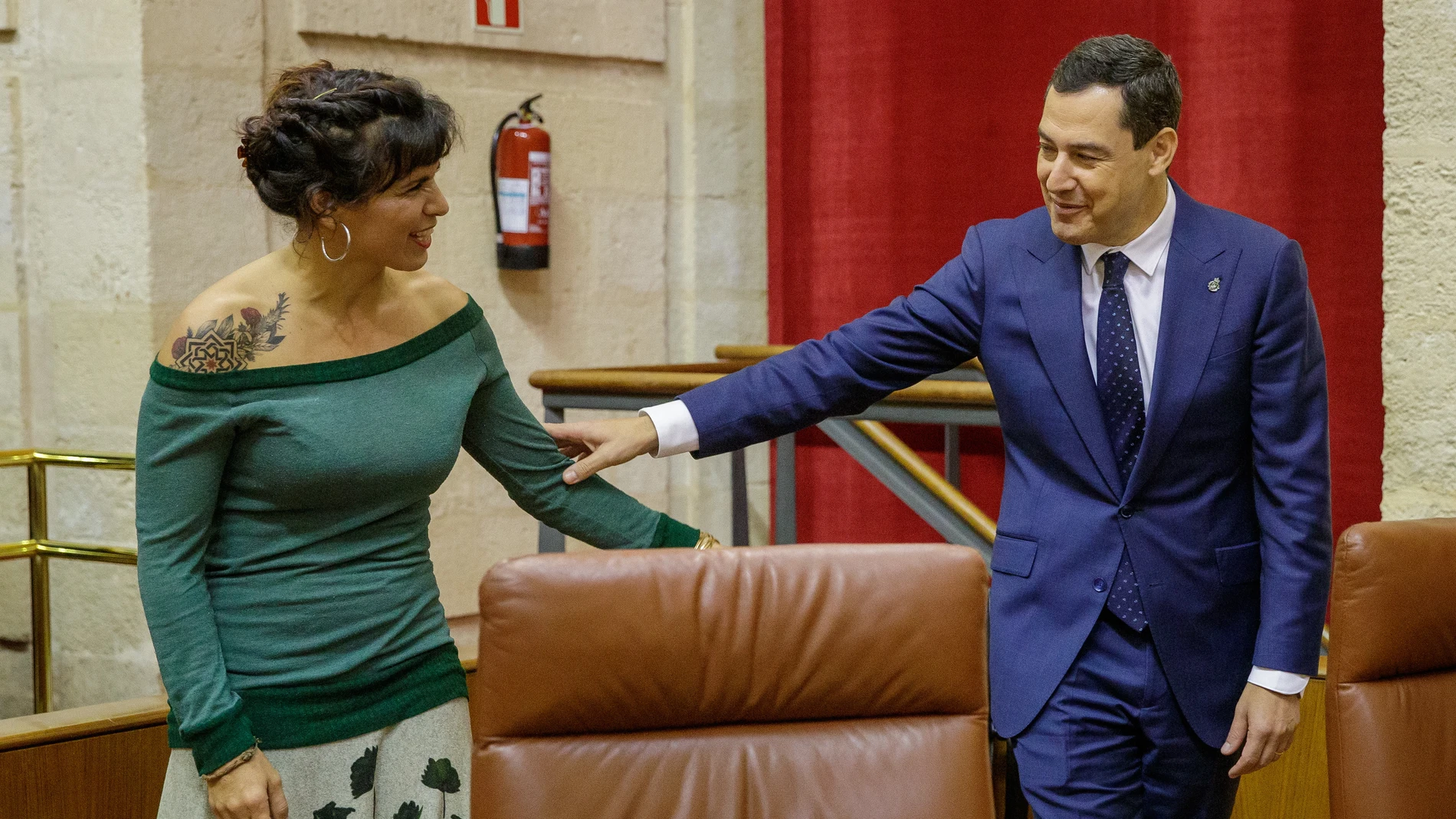 El presidente andaluz, Juanma Moreno, se despide de la portavoz del Grupo Mixto-Adelante Andalucía y líder de esta formación, Teresa Rodríguez. EFE/ Julio Muñoz
