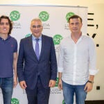 Los cofundadores de LUDA Partners junto a Carlos Izquierdo