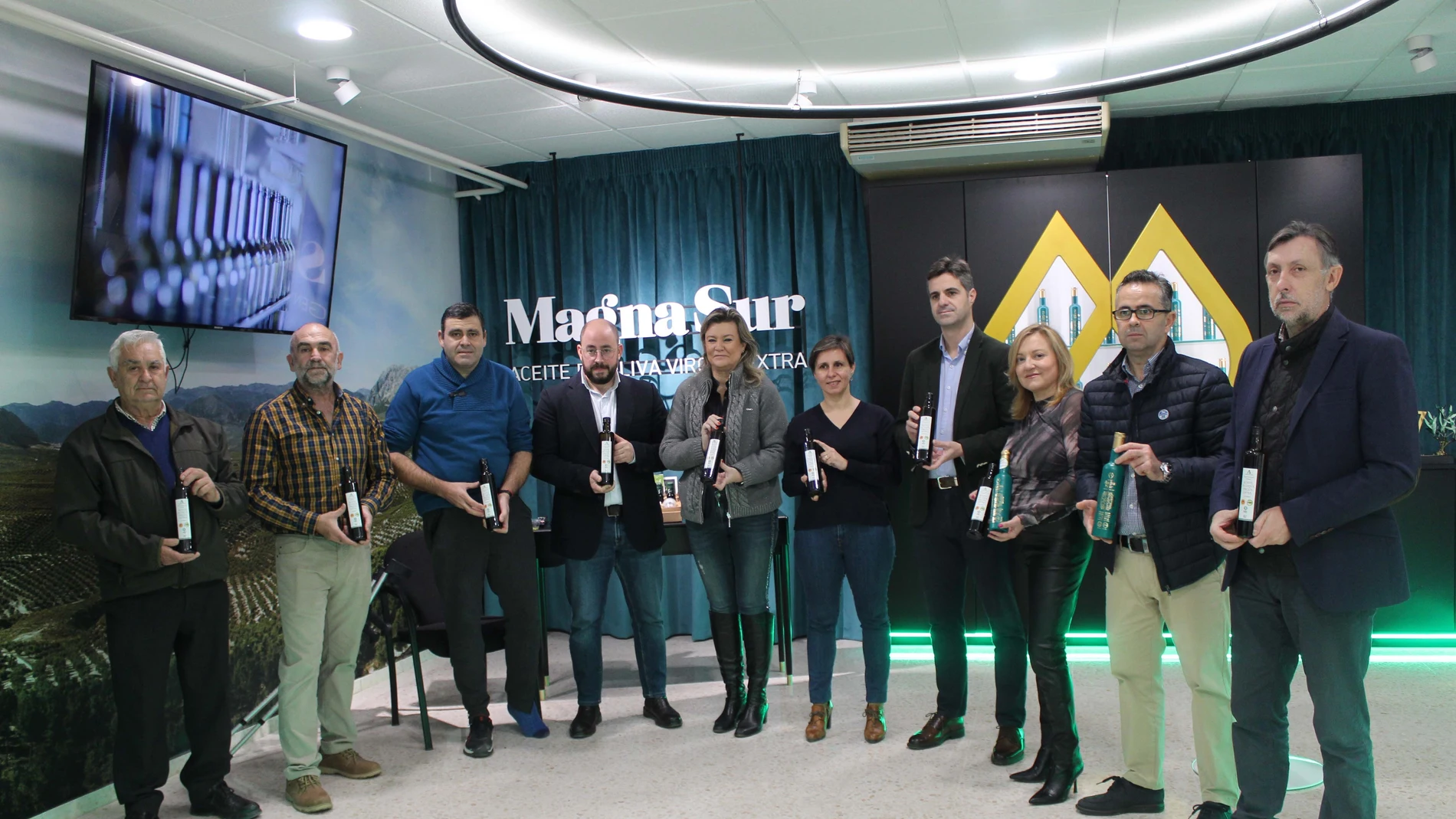 La Directora General de Industrias, Innovación y Cadena Alimentaria de la Junta de Andalucía, Cristina de Toro, y la delegada territorial de Agricultura, Pesca, Agua y Desarrollo Rural en Jaén, Soledad Aranda, en su visita a la sede del CRDO Sierra Mágina. DENOMINACIÓN DE ORIGEN SIERRA MÁGÍNA