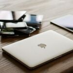 Móviles, tablets y portátiles en una mesa