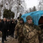 Militares ucranianos portan un ataúd con el soldado fallecido Dmytro Kyrychenko durante el funeral celebrado en un cementerio de Bucha, al noroeste de Kyiv
