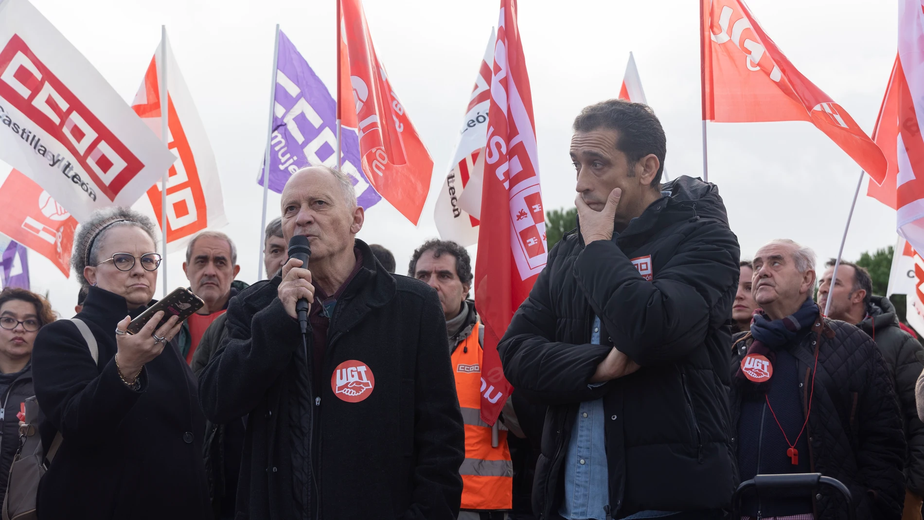 El secretario General de UGT-Castilla y León, Faustino Temprano (i), y el secretario general de CCOO Castilla y León, Vicente Andrés, en las Cortes durante la última protesta contra las Cuentas