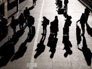 Viajeros en el aeropuerto de Málaga Costa del Sol. Álex Zea / Europa Press