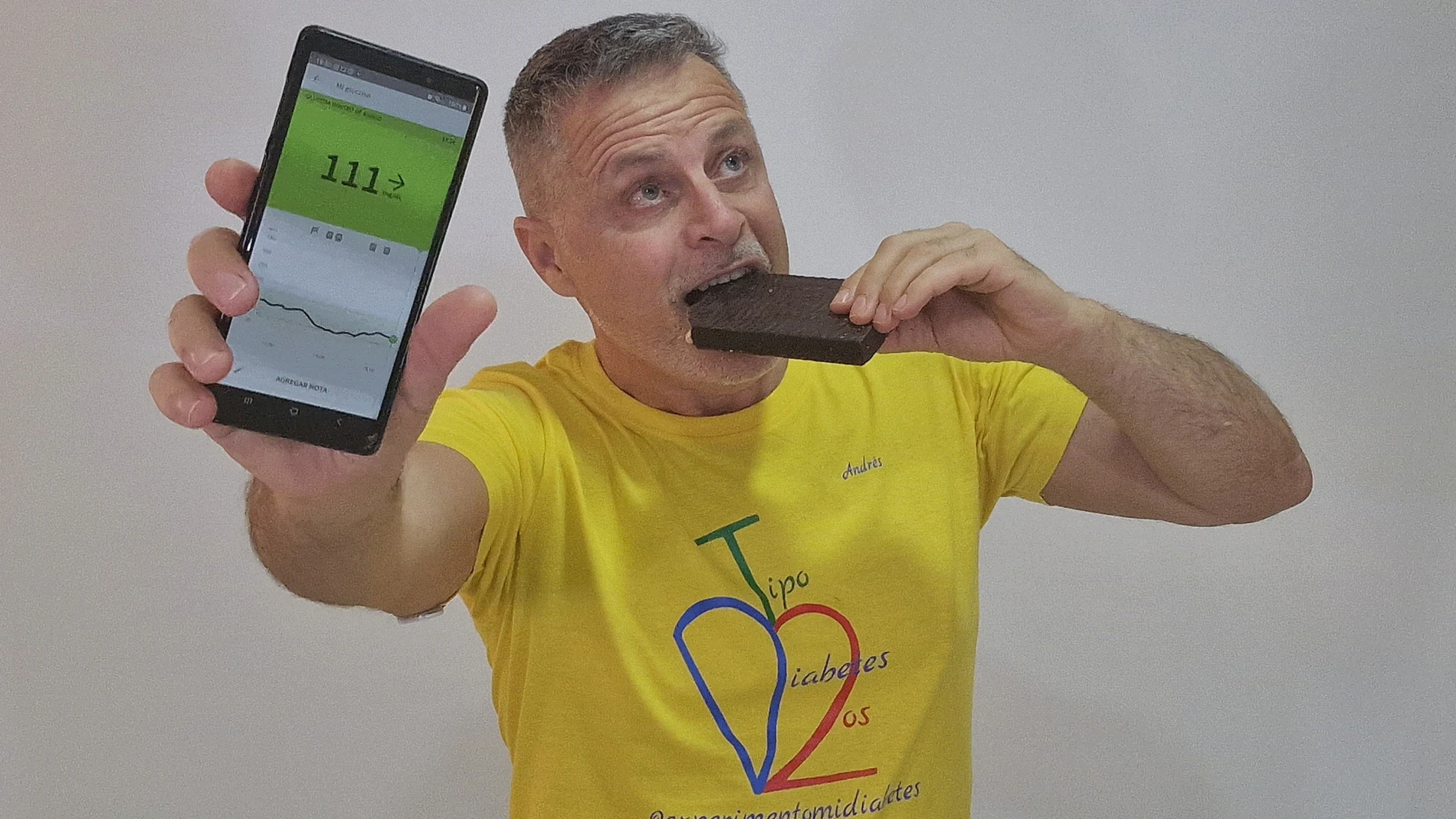 Andrés Morón muestra su glucómetro y unos polvorones a los que no renuncia en estas fechas pese a ser diabético