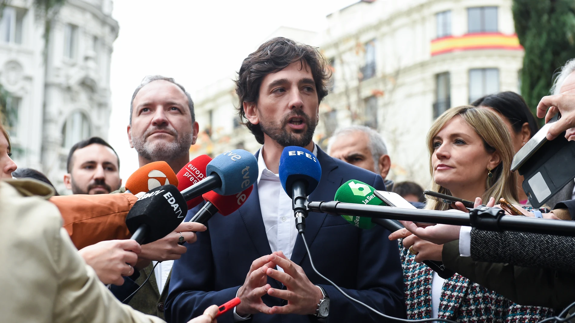 El portavoz de Ciudadanos en el Parlamento Europeo, Adrián Vázquez, atiende a medios a su llegada a la presentación de la candidatura a las Primarias de Ciudadanos (Cs) ante la VI Asamblea General del partido, el pasado 23 de diciembre de 2022