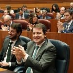 El presidente de Castilla y León, Alfonso Fernández Mañueco, junto al vicepresidente Juan García-Gallardo, aplaude la aprobación de los Presupuestos para 2023