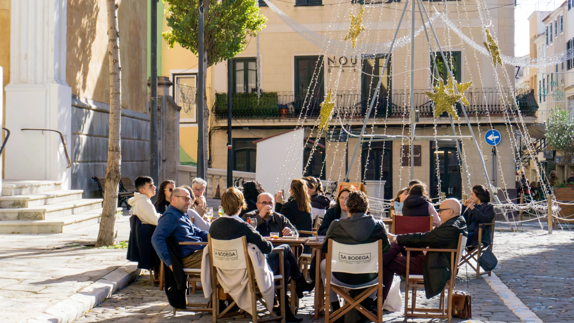 Varias personas en una terraza de Mahón esta Navidad