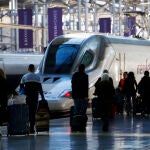 Varios viajeros cogen el Ave de Renfe en la Estación María Zambrano de la capital