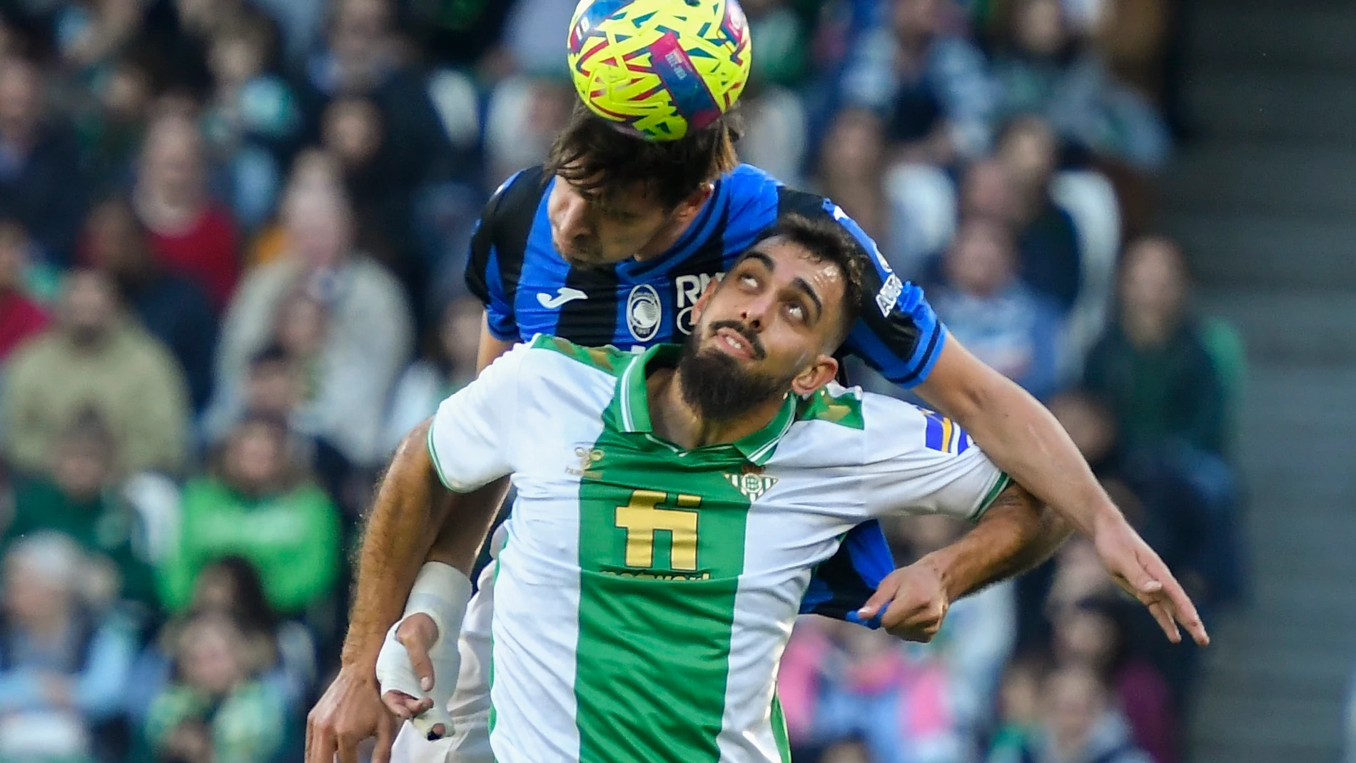 Borja Iglesias disputa un balón por alto con Berat Djimsitil
